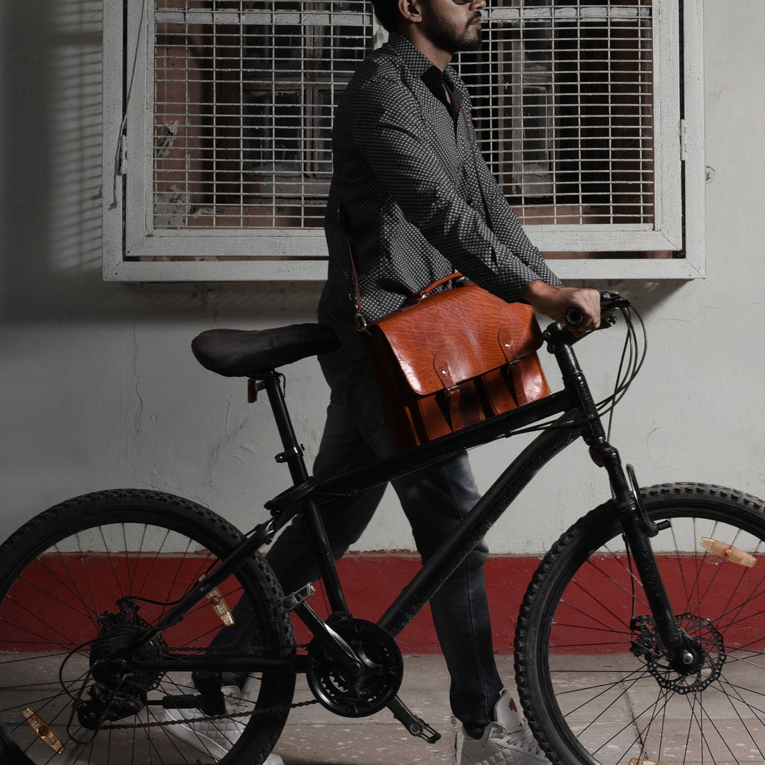 Can Leather Bags Get Wet? A Guide to Protection & Care