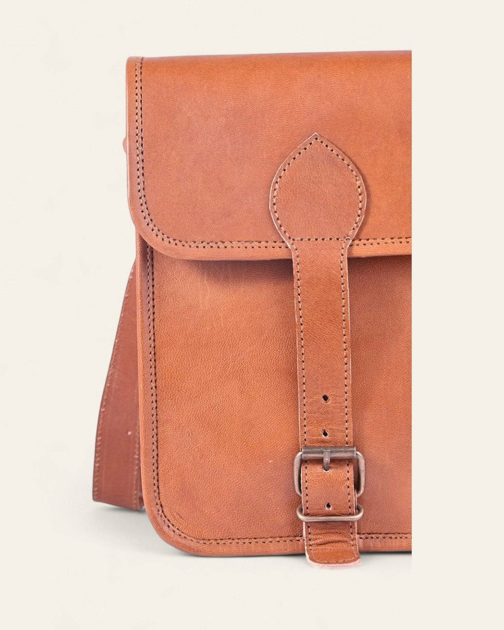 The Amer Sling — open flap showing the canvas-lined interior